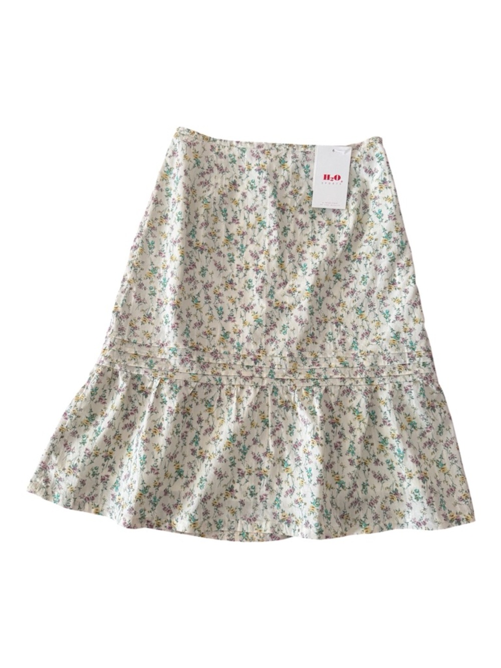 Women’s floral mini skirt featuring a tiered design Size:XS